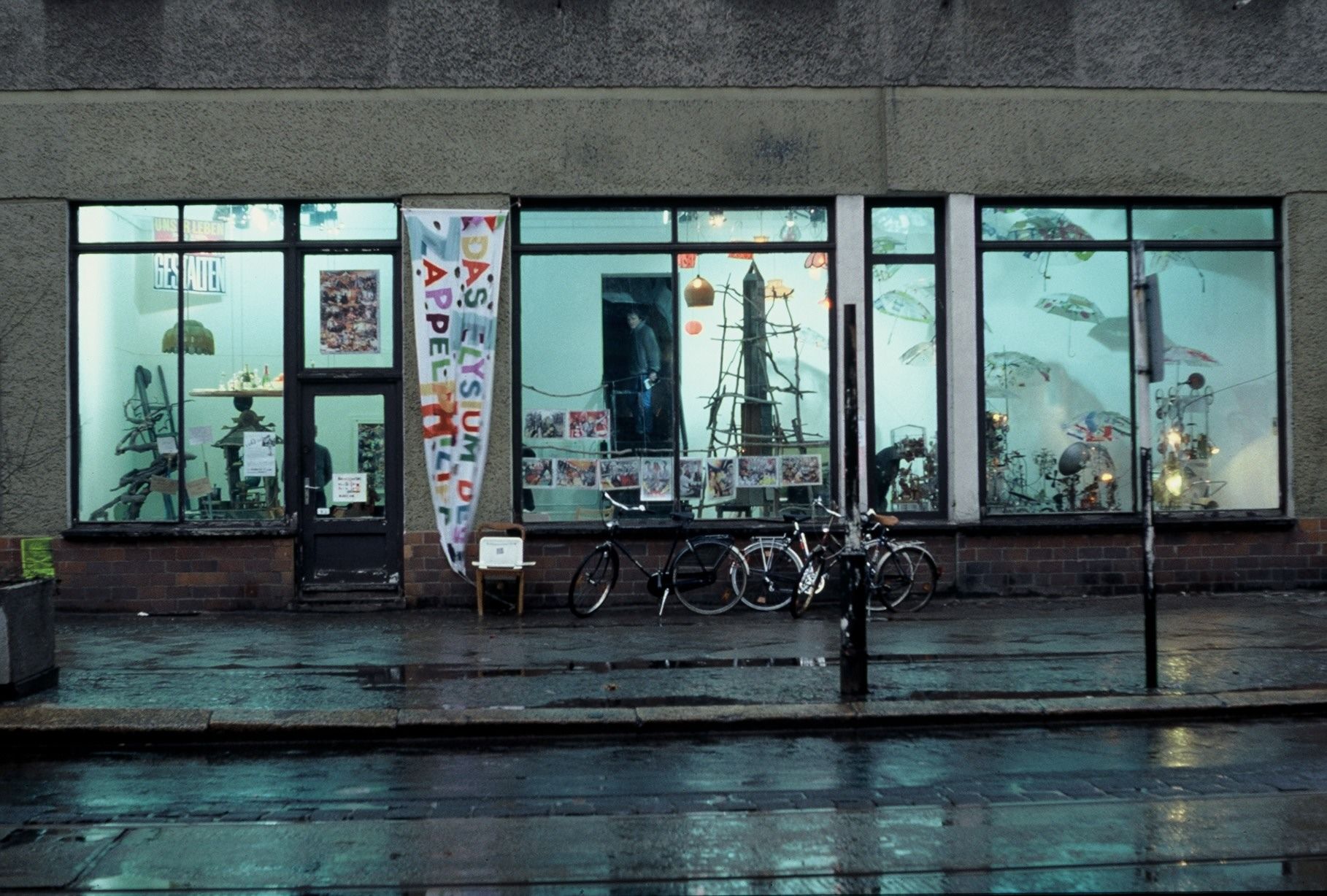 Aussenansicht der Galerie am Abend