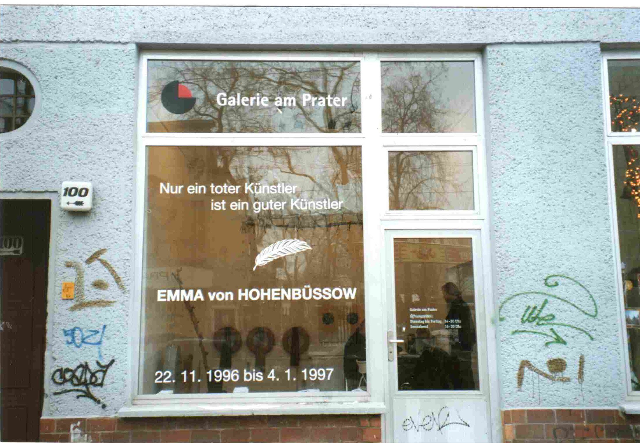 Abbildung des Eingangs zur Galerie mit Schaufenster