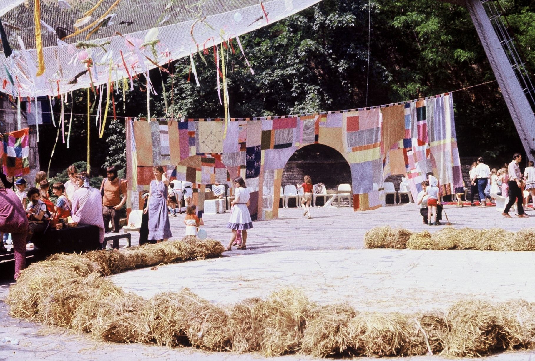 Ansicht des Prater Garten mit Strohballen, die eine Manege formen sowie bunte Textilien, die ein Tor formen.