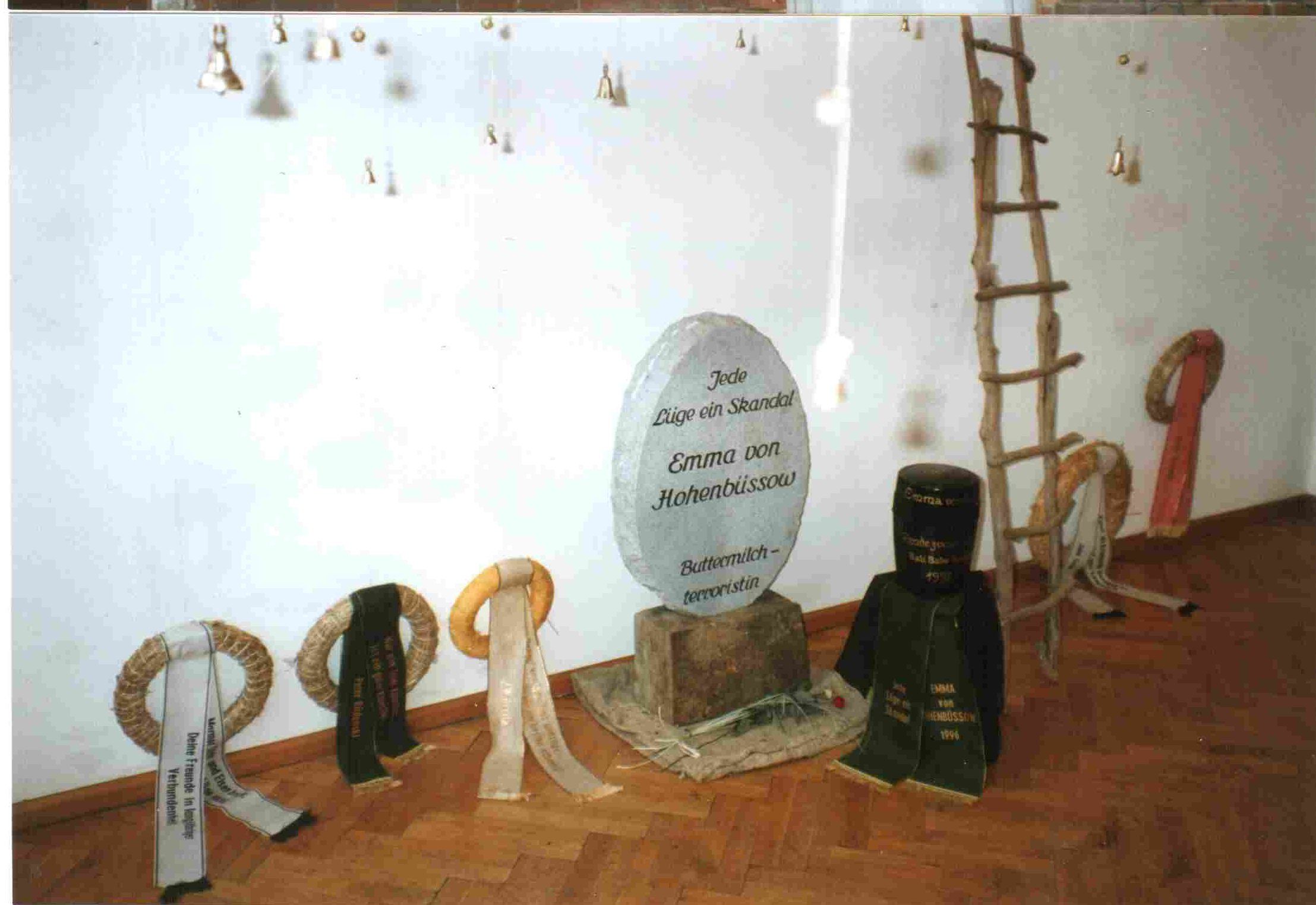 Innenansicht der Ausstellung mit dem Grabstein der Emma von Hohenbüssow.